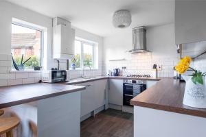 4 Bed Family & Contractor House with Games Room!