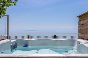 Crystal Beach Executive Waterfront Lakehouse