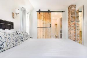 Stylishly Remodeled Queen Victoria Loft
