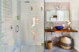 Stylishly Remodeled Queen Victoria Loft