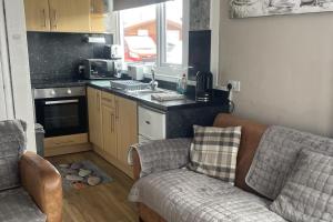 2Bed Chalet Sleeps 4- Garden Balcony Pets Beach