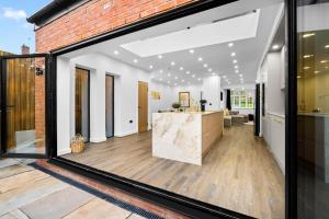 Exceptional 4 Bedroom House - Garden - High Speed Internet - Parking 154R