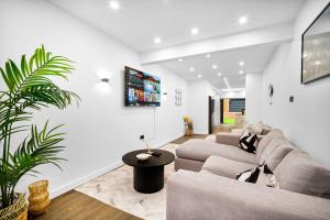 Exceptional 4 Bedroom House - Garden - High Speed Internet - Parking 154R