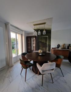 Maison joliment décorée dans un quartier calme