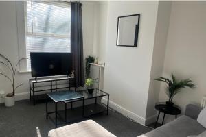 2Bed Sleeps 3 - Central Near Train Station Wifi