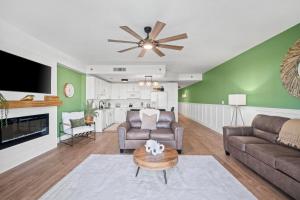 Relaxing 2nd-Floor Laketown Wharf Condo Overlooking the Lake