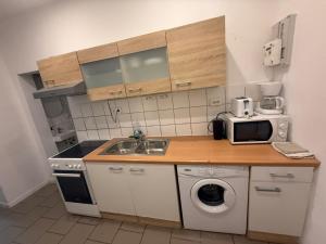 10-Min Stroll to Westbahnhof Simple 2BR Apt