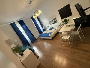10-Min Stroll to Westbahnhof Simple 2BR Apt