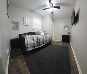 Little House in Indy sleeps many