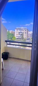 Cozy 2-Bed Apartment by the Kings Avenue Mall