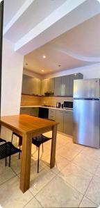 Cozy 2-Bed Apartment by the Kings Avenue Mall