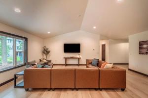 Brand New Sleeps 12 5BR 3BA 3 Doors to Lambeau