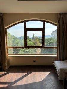 Sea view apartment next to Sea garden and beach