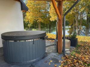 Osada Jeziernik - dom nad jeziorem z balią