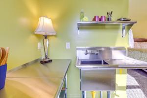 1 Mi to Convention Center The Eagles Nest