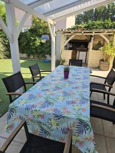 Villa cosy avec piscine au calme entre mer et montagne