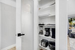 Minutes from Shopping, Dining & Golf