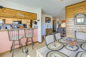 Pagosa Condo with Deck, 4 Mi to Hot Springs and Dtwn