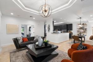 Minutes from Shopping, Old Town, Dining & Golf