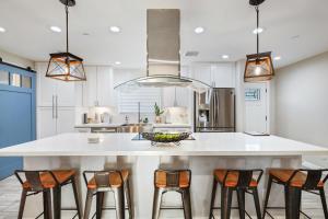 Closest Walk to Old Town, Entertainment District