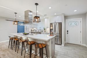 Closest Walk to Old Town, Entertainment District