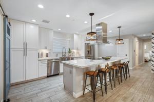 Closest Walk to Old Town, Entertainment District