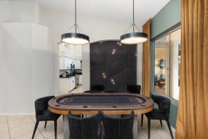 Desert Escape Minutes from Shopping, Dining & Golf