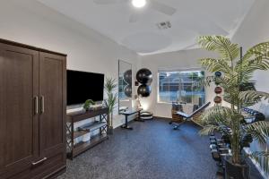 Desert Escape Minutes from Shopping, Dining & Golf