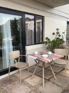 Ground floor studio apartment close to amenities