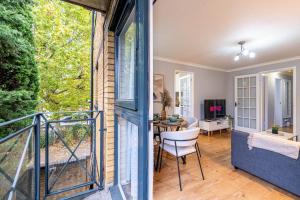 2BR - Balcony & Parking near Canary Wharf Sleeps 6