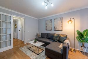 2BR - Balcony & Parking near Canary Wharf Sleeps 6