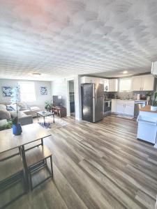 Cozy 2 Bdrm Cottage King bed