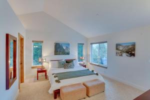 Lake Arrowhead Cabin with EV Charger and Views