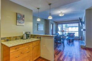 Rundle Rise - Spacious Condo Steps from Main Street