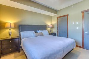 Rundle Rise - Spacious Condo Steps from Main Street