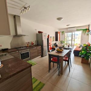 FEMALE SOLO TRAVERELS ONLY & Spacious Vintage Room & Private Bath & Balcony &