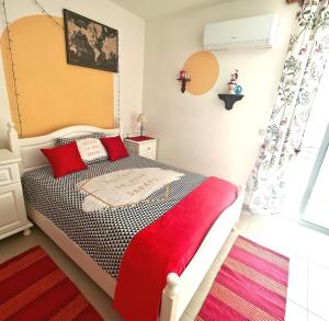 FEMALE SOLO TRAVERELS ONLY & Spacious Vintage Room & Private Bath & Balcony &
