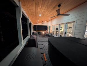 Lakefront Getaway on Jackson Lake - 3BR-2BA-Hottub