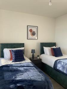 The Felix Apartments - 3 Bedrooms - FREE Parking - Close to train station