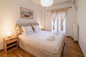 Modern Athenian Escape Walk to Metro & Acropolis