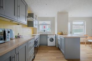 Anjore House - Modern Home walking to City Centre with Parking