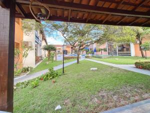 Flat com 1 quarto com ar split, sala e cozinha completa, No condomínio Portal do Atlântico a 100m praia de Taperapuã (Barraca do Gaúcho) , portaria 24hrs, piscina.