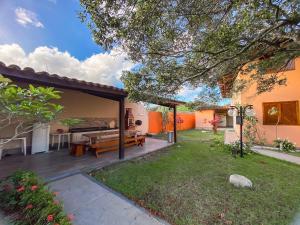 Flat com 1 quarto com ar split, sala e cozinha completa, No condomínio Portal do Atlântico a 100m praia de Taperapuã (Barraca do Gaúcho) , portaria 24hrs, piscina.