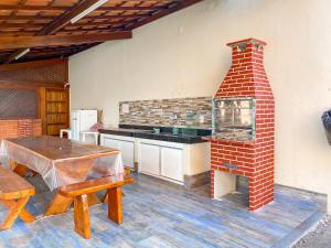 Flat com 1 quarto com ar split, sala e cozinha completa, No condomínio Portal do Atlântico a 100m praia de Taperapuã (Barraca do Gaúcho) , portaria 24hrs, piscina.