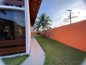 Flat com 1 quarto com ar split, sala e cozinha completa, No condomínio Portal do Atlântico a 100m praia de Taperapuã (Barraca do Gaúcho) , portaria 24hrs, piscina.