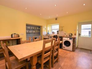 4 Bed in Whaley Bridge PK534