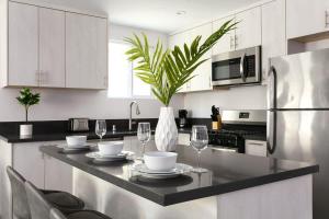 Relax in Spacious 3BR Apt Sleeps 8 and Parking