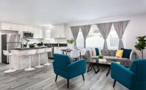 Modern 3BR Apt with Parking in Glendale