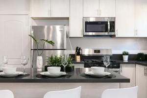 Modern 3BR Apt with Parking in Glendale