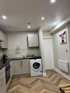 Stylish 2 Bed Apt Near Birmingham